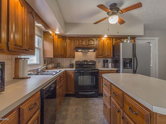 3rd image of 1685 Boulder Dr