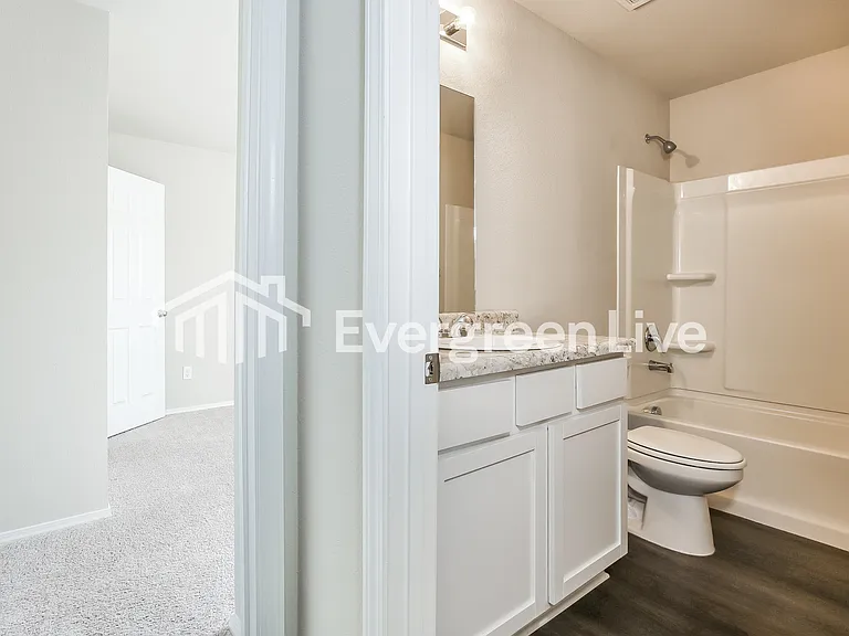 1067 Huntington Dr — Photo 6