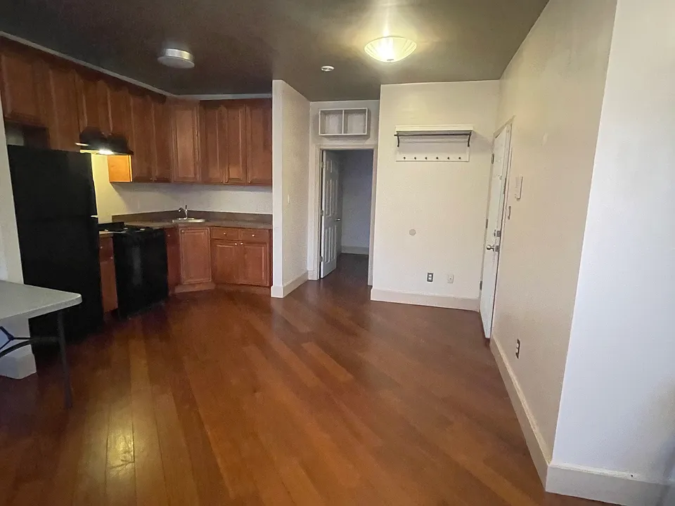 387 Monmouth St #4