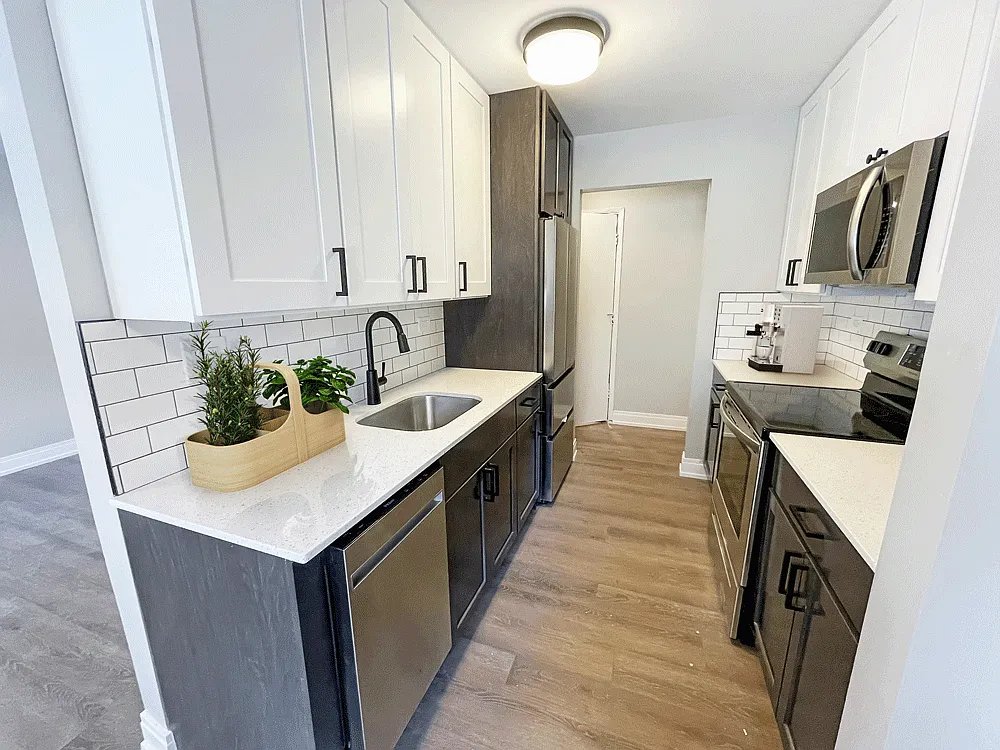 Sheridan Glen - 6040 N Sheridan Rd — Photo 1
