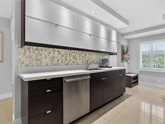 5th image of 3503 Oaks Way #506