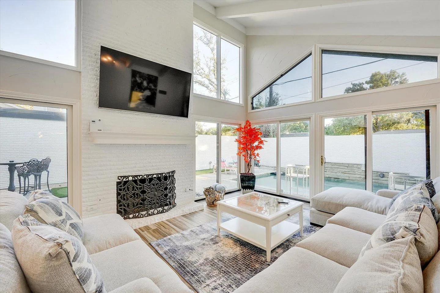 4 bed, 2.5 bath, 2333 sqft, $4,500 — Photo 3