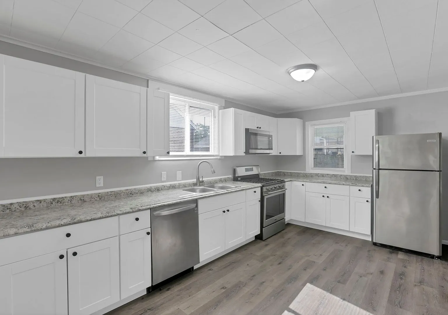341 E Markison Ave — Photo 1