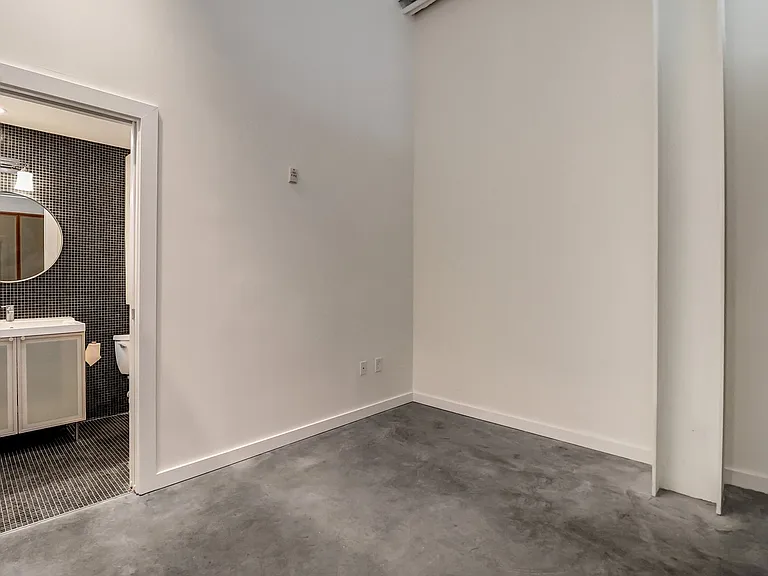 2514 Abercorn St #205 — Photo 15
