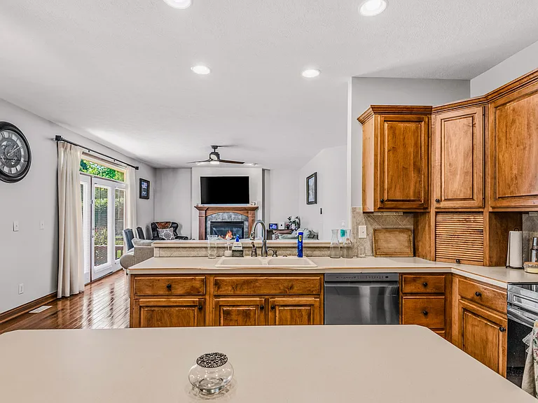 725 Greystone Ct — Photo 10
