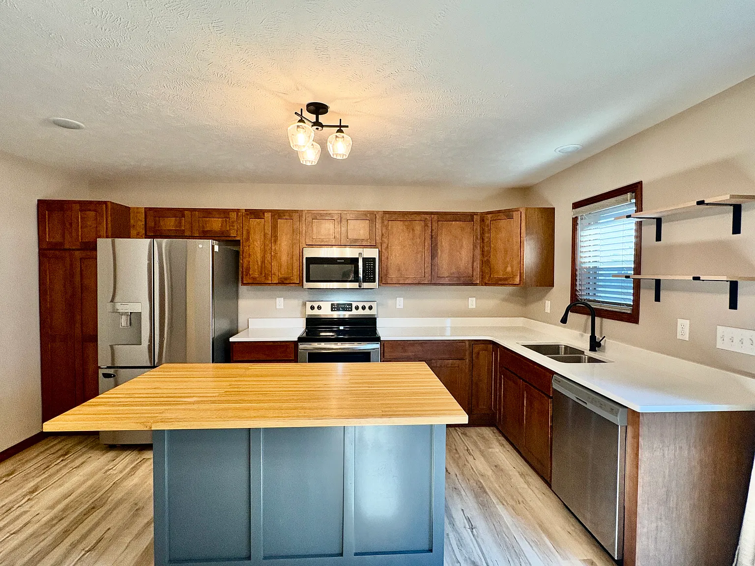 2 bed, 992 sqft, $1,799 — Photo 3