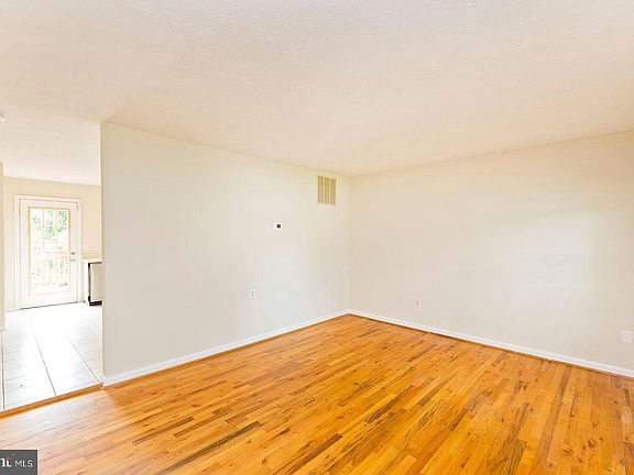 2nd image of 113 Willowbrook Ct