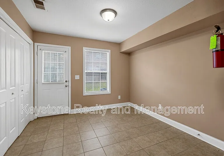 2296 McCormick Ln #J — Photo 6