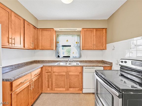 3rd image of 2971 Montclaire Ave
