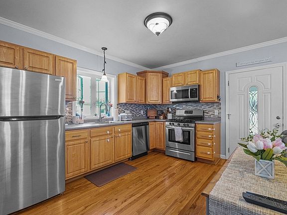 4th image of 249 Baird St