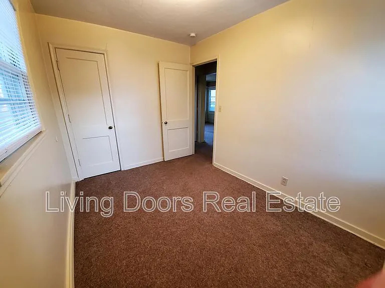 323 S 47th St — Photo 9
