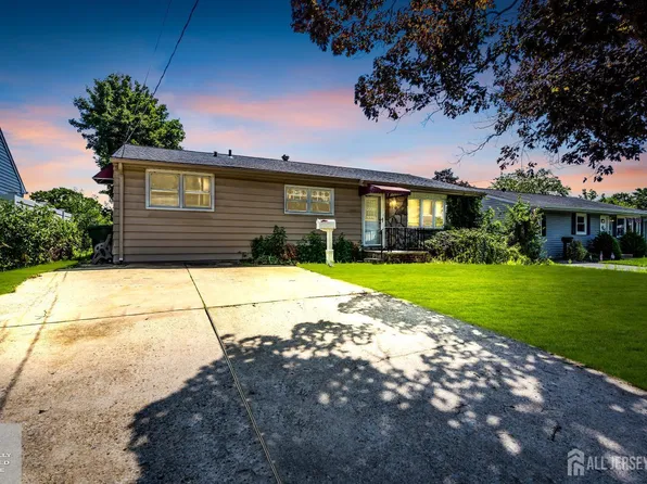 106 Kendall Dr, Parlin, NJ 08859