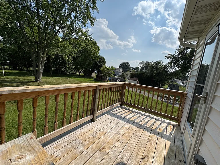 4 Lilac Ct - Elevated Wood Deck