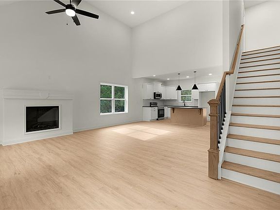 3rd image of 121 Harrison Ln NE