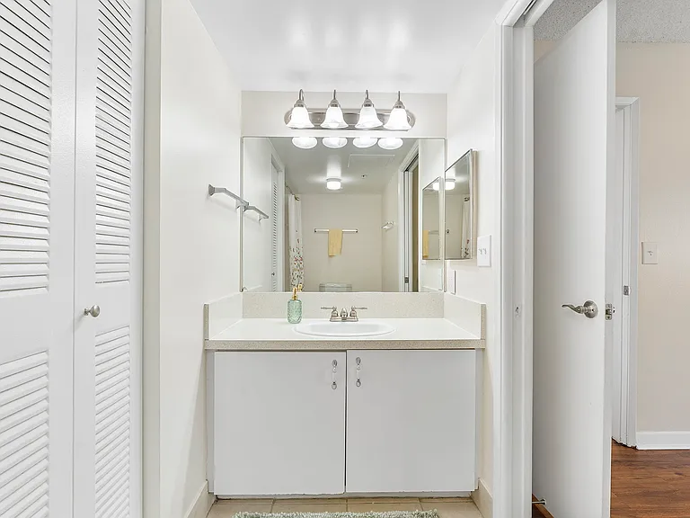 Coquina Cove Apartments — Photo 102