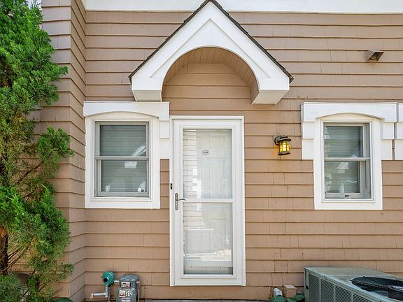 2nd image of 49 Canoe Place Rd APT 312
