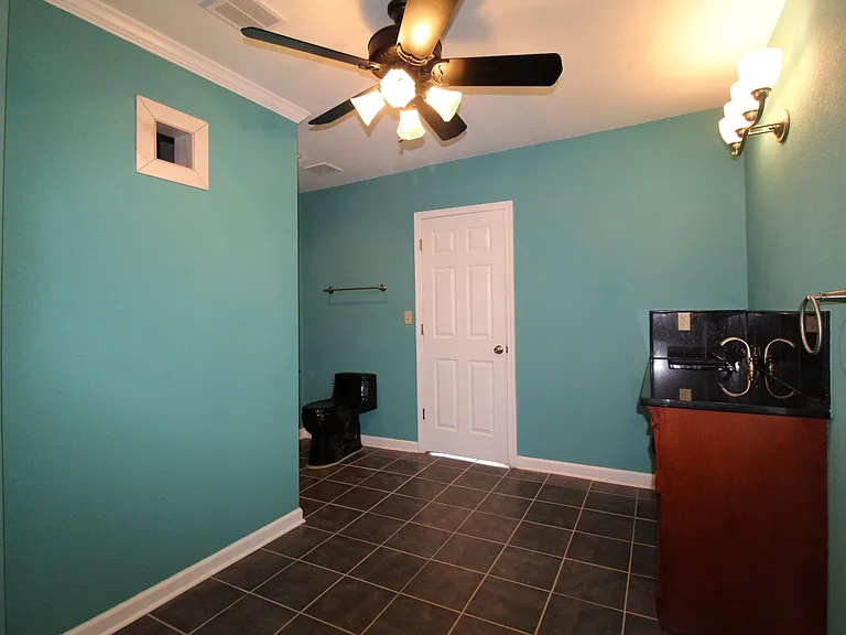 3215 Charlotte St — Photo 20