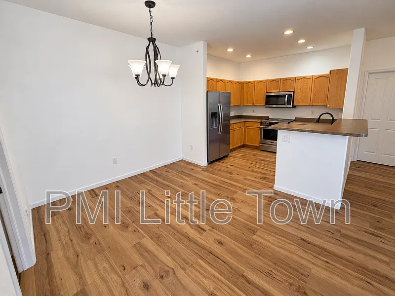 2 bed, 2.0 bath, 1182 sqft, $2,100 — Photo 2