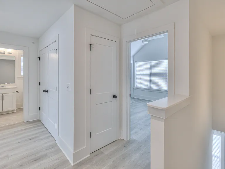 1589 Residences — Photo 24