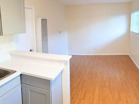 4th image of 3980 Ingraham St #3982-A