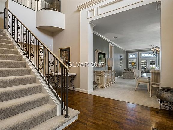 Grand Entry w/ 20 Foot Ceilings!