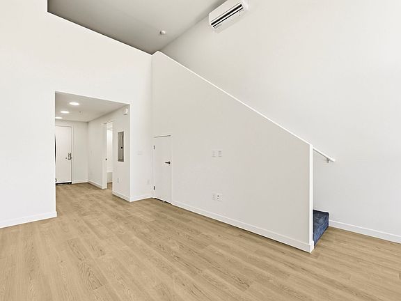 3rd image of 806 27th St #201