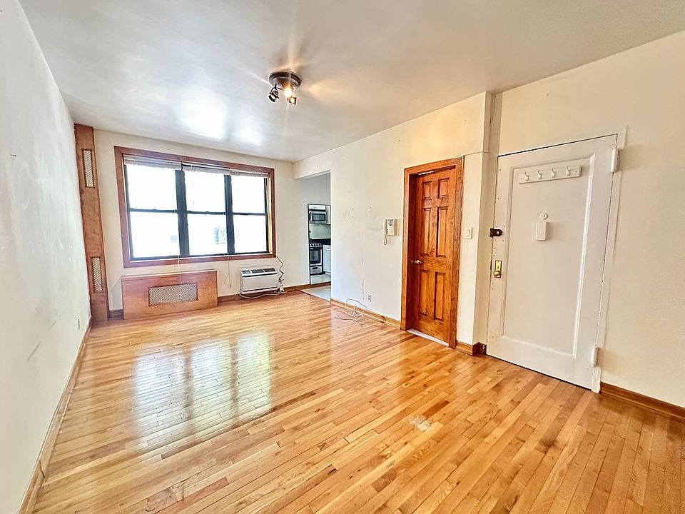 1st image of 160 E 28th St #1U