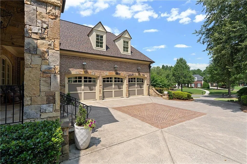 6 bed, 5.5 bath, 8738 sqft, $7,900 — Photo 4