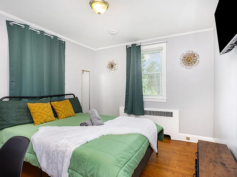 room with a queen bed ,smart tv work s