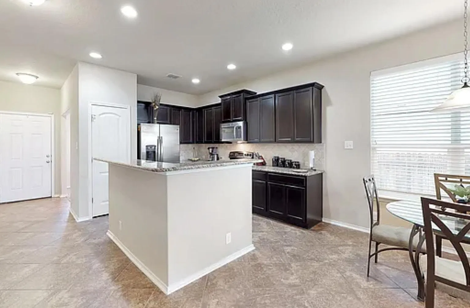 5 bed, 2540 sqft, $2,250 — Photo 4