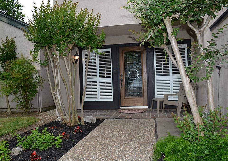 Charming lakefront, end-unit in Harbour Town