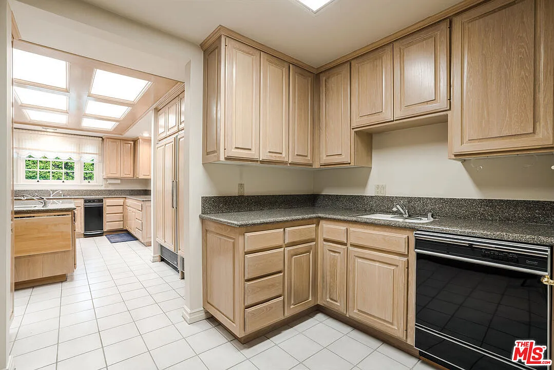 6 bed, 8.0 bath, 6950 sqft, $40,000 — Photo 4