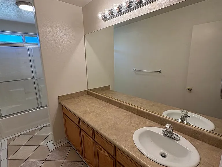 722 W James Ct — Photo 13