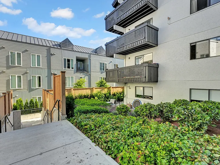 2433 Malaview Ave — Photo 8