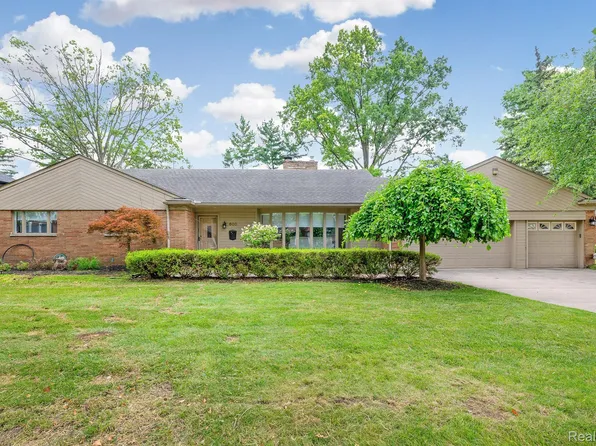 600 Woodcrest Dr, Dearborn, MI 48124