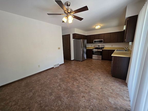 3rd image of 951 Brentwood Dr #B