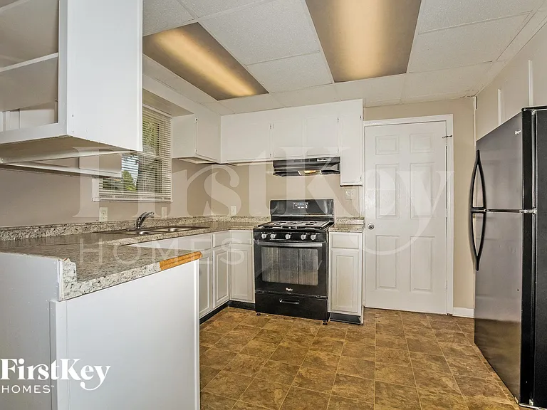 2825 Kessler Blvd — Photo 8