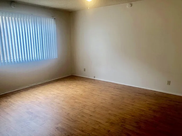 1366 Lafayette Rd — Photo 16