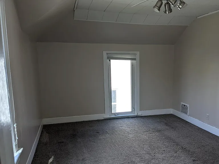 326 E Hickory St — Photo 9