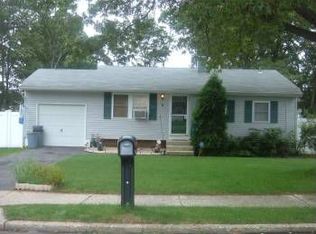 6 Quaker Ln, Selden, NY 11784