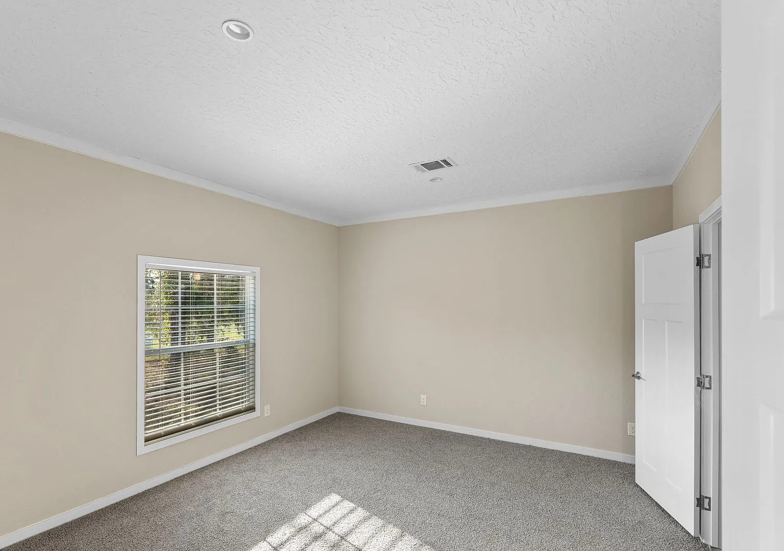 Enjoy 2.89 Acres with lots a room to roam! — Photo 3