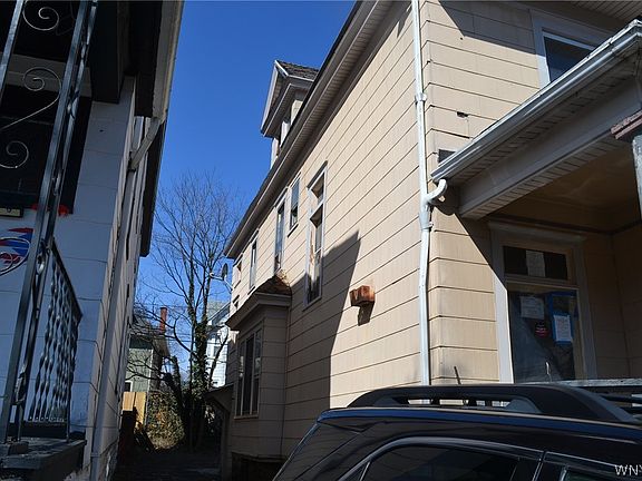 3rd image of 216 Oxford Ave