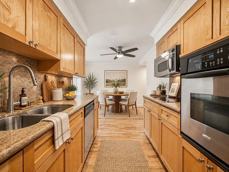 616 N Flores