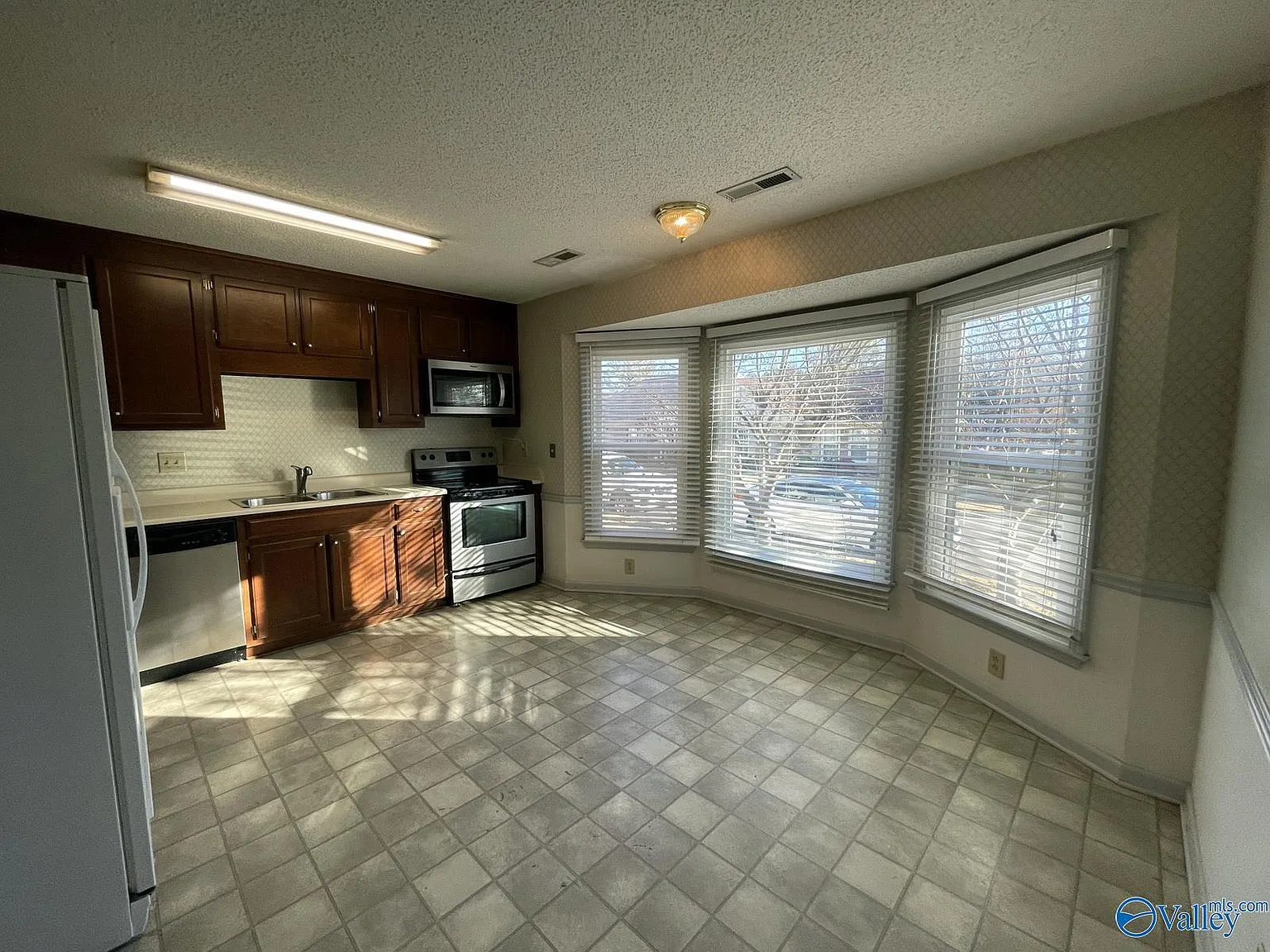 2 bed, 2.5 bath, 1871 sqft, $1,495 — Photo 3