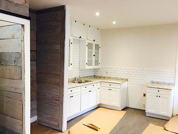 Open eat-in Kitchen