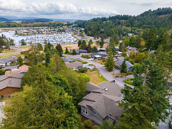 2nd image of 435 Klickitat Drive