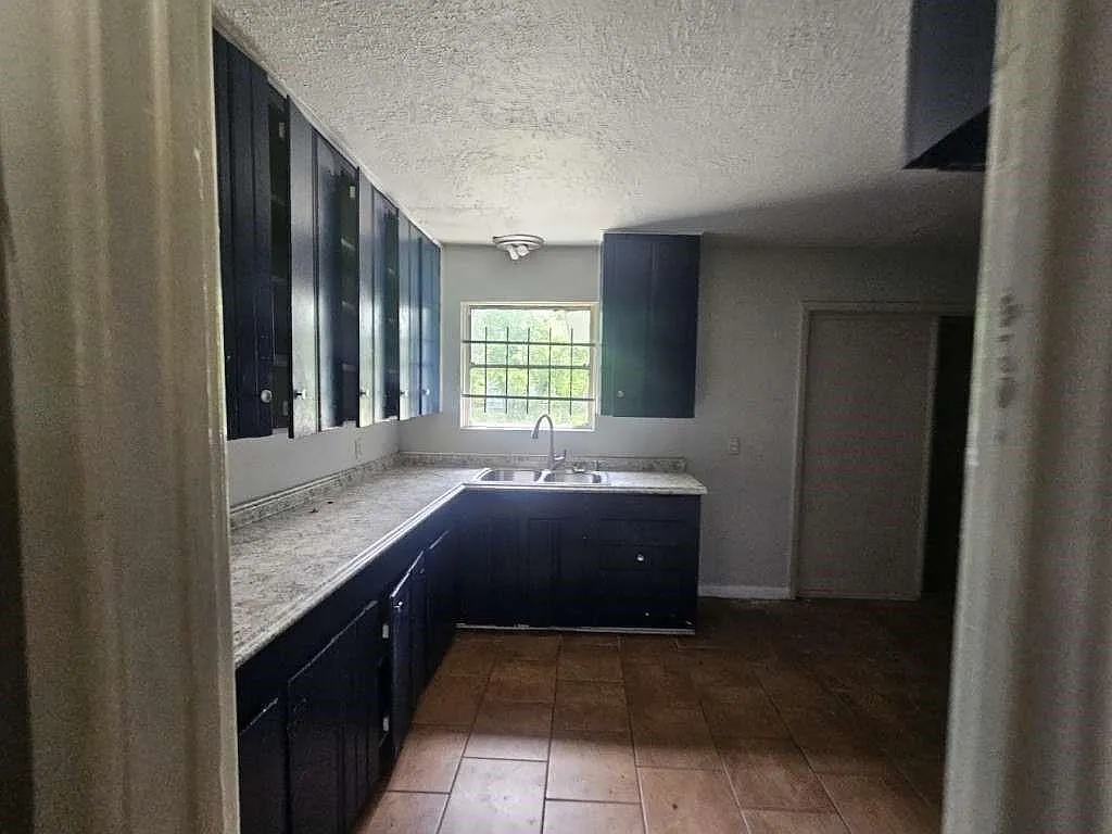 3 bed, 1.0 bath, 1078 sqft, $1,799 — Photo 4