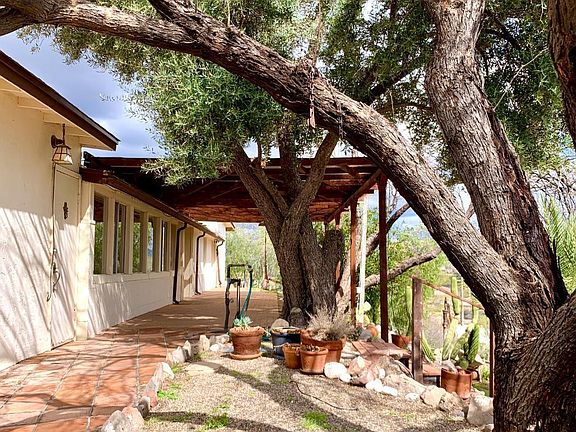 4th image of 410 N Mariposa Dr