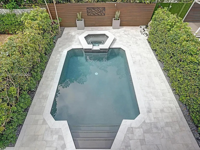 453 SW 5th Ave — Photo 47