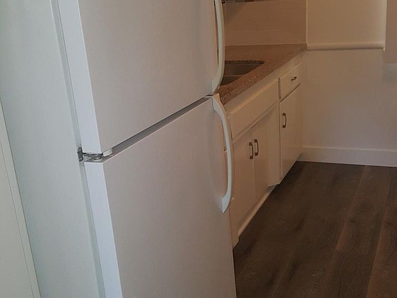 3rd image of 7044 Lanewood Ave #6